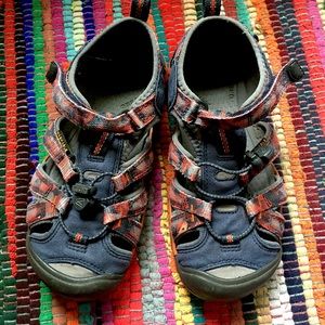Keen CNX water sandals Sz 2